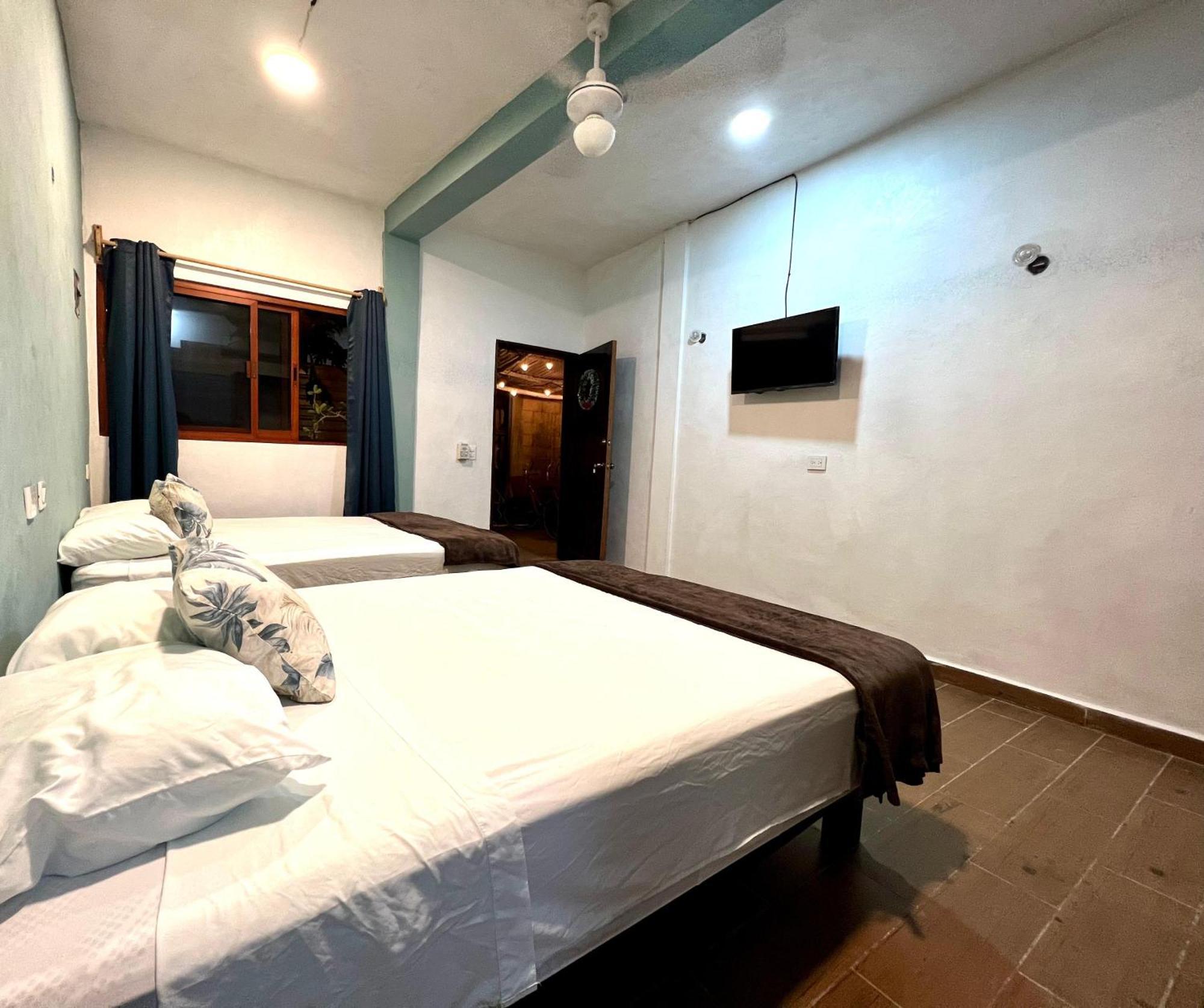 Habitaciones A Dos Calles De Laguna - Renta De Bicicletas Accesibles Bacalar Ngoại thất bức ảnh